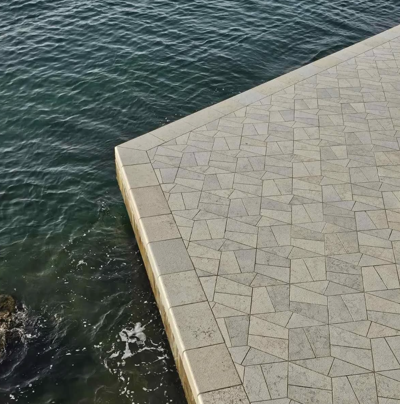 Kamniti tlaki zagotavljajo izjemno odpornost, naravno lepoto in dolgo življenjsko dobo. Primerni so za notranje in zunanje površine, saj prenesejo visoke obremenitve in vremenske vplive. S svojo edinstveno teksturo in barvnimi odtenki ustvarjajo elegantno, funkcionalno in brezčasno rešitev za domove, poslovne prostore in javne površine.