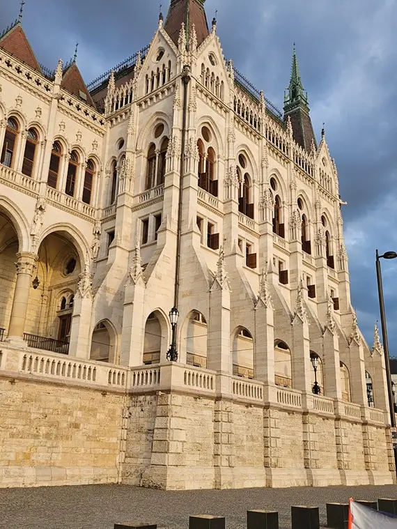Kamnite fasade združujejo eleganco, odpornost in energetsko učinkovitost. Naravni kamen ščiti objekt pred vremenskimi vplivi, hkrati pa izboljšuje vizualno podobo stavbe. S široko izbiro tekstur in barv ustvarjajo edinstven arhitekturni pečat, ki dopolnjuje tako tradicionalne kot sodobne gradbene zasnove.